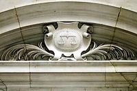 Au palais de justice de Paris, un relief representant le blason de la justice et sa balance.  (C)JACQUES DEMARTHON
