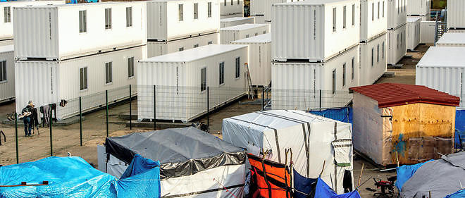 Des containers de la  'jungle' de Calais pour accueillir les migrants. 