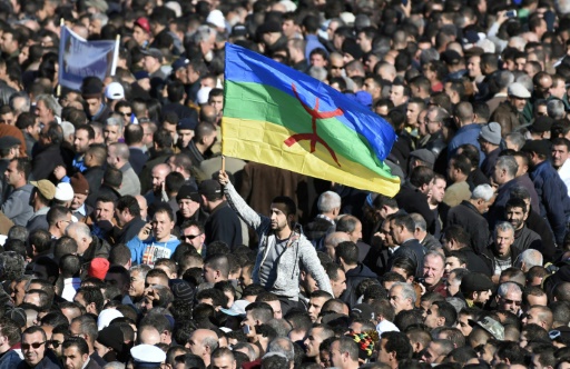 Un homme brandit le drapeau kabyle lors des funerailles de l'opposant algerien Hocine Ait-Ahmed, le 1er janvier 2016 a Alger