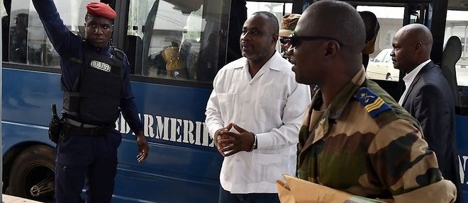 Anselme Seka Yapo, au centre, ex-chef de la securite de l'ancienne premiere Dame Simone Gbagbo, arrive le 1er fevrier 2016 au tribunal d'Abidjan pour etre juge a propos du meurtre en septembre 2002 de l'ex-general Robert Guei.