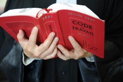Un avocat tient entre ses mains un exemplaire du Code du travail a Quimper, le 24 mai 2012