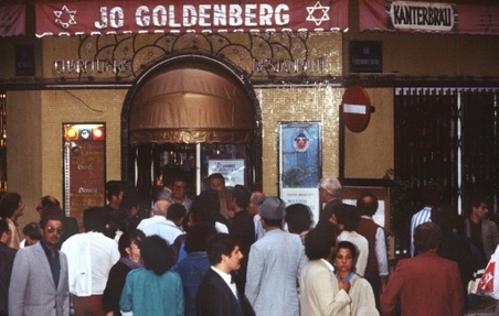 Photo prise le 11 aout 1982 dans le quartier du Marais a Paris, de la facade du restaurant-traiteur Jo-Goldenberg deux jours apres l'attentat qui a fait 06 morts et 22 blesses.