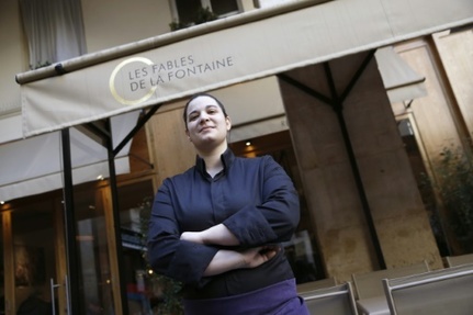 Julia Sedefdjian, 21 ans, la plus jeune des chefs etoiles par le guide Michelin en France, pose le 10 fevrier 2016 en face du restaurant parisien, Les Fables de la Fontaine