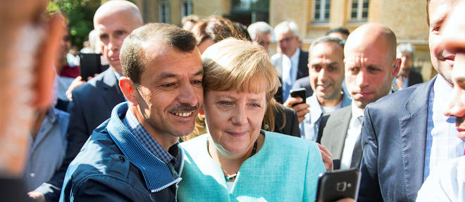 Angela Merkel pose avec un refugie pour un "selfie" en septembre 2015. 