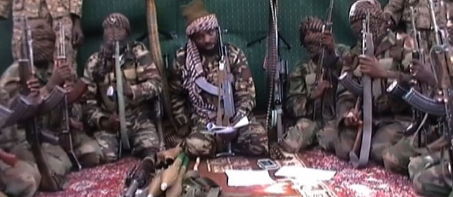 Capture d'ecran datee du 25 septembre 2013 et montrant des membres de Boko Haram. Au centre se trouve Abubakar Shekau, le chef presume du groupe islamiste qui opere depuis le Nigeria mais aussi dans les pays voisins : Tchad, Cameroun et Niger en premieres lignes. 