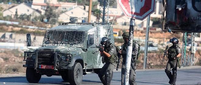 Des centaines de jeunes Palestiniens ont affronte a coups de pierre des soldats israeliens a Ramallah.