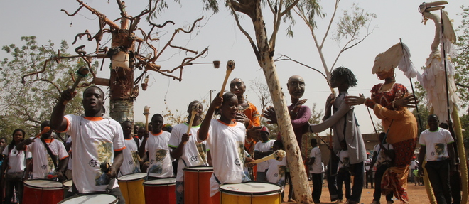La parade d'ouverture le samedi 6 fevrier sur la place de la Femme a Ouagadougou.  Avec une fanfare et les marionnettes geantes du Boromo.  