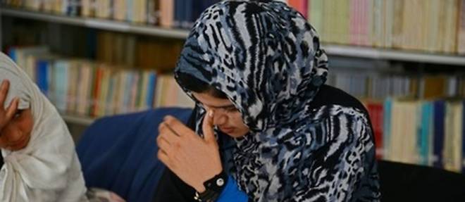 Nadia, jeune Afghane de 20 ans, lit des poemes devant le cercle des poetesses auquel elle appartient, le 9 janvier 2016 a Kandahar  