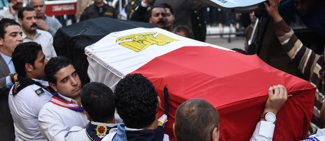 Des Egyptiens portent le cercueil de l'ancien secretaire general de l'ONU Boutros Boutros-Ghali, jeudi.