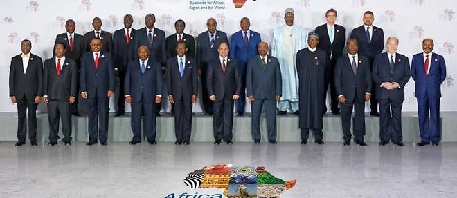 Le president egyptien Abdel Fattah al-Sissi en compagnie d'autres chefs d'Etat africains et des dirigeants d'institutions lors du forum Egypte-Afrique a Charm-el-Cheikh, le 20 fevrier 2016.