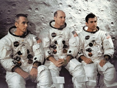 L'equipage d'Apollo 10 le 3 avril 1969 au Centre spatial Kennedy: de gauche a droite Eugene Cernan, pilote du module lunaire, le commandant Thomas Stafford, et John Young, pilote du module de commande 