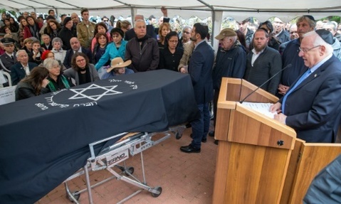 Le president israelien Reuven Rivlin (D) aux funerailles de Samuel Willenberg, dernier survivant du camp d'extermination nazi de Treblinka, mort a 93 ans , le 22 fevrier 2016