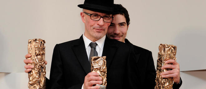 Jacques Audiard (au centre) et Tahar Rahim avec les Cesars recus pour  "Le Prophete", le 27 fevrier 2010. "Le Prophete" correspond au profil type du film cearise.