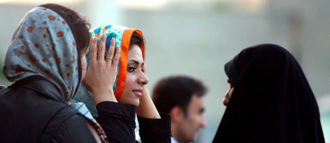 En Iran, la brigade des moeurs est le "bras droit ideologique du pouvoir en place", explique la sociologue Azadeh Kian.