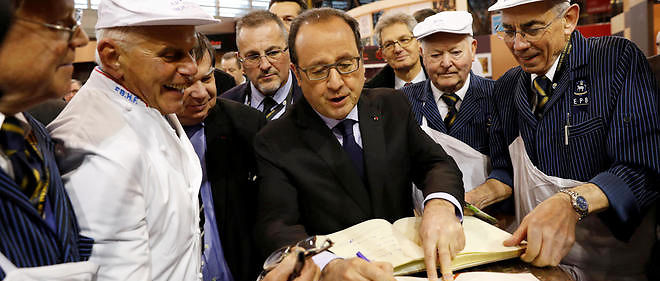 Francois Hollande avec des bouchers au Salon de l'agriculture, le 27 fevrier 2016.