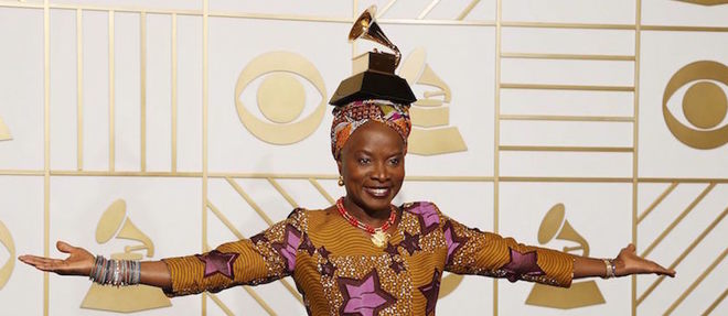 Angelique Kidjo posant avec son Grammy Awards lors de la 58eme edition a Los Angeles le 15 fevrier dernier. 