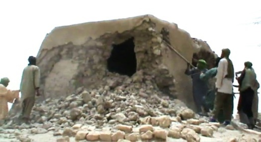 Capture d'ecran de militants islamistes detruisant un ancien sanctuaire a Tombouctou le 1er juillet 2012