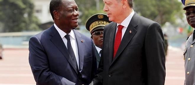 Le president turc Tayyip Erdogan recu ici par l'Ivoirien Alassane Ouattara au palais presidentiel d'Abidjan, lors de son arrivee, le 29 fevrier 2016.