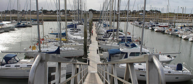 Le petit port normand de Barneville-Carteret, village de 2 200 habitants a 50 kilometres au sud-ouest de Cherbourg, se presente comme le port des Isles.