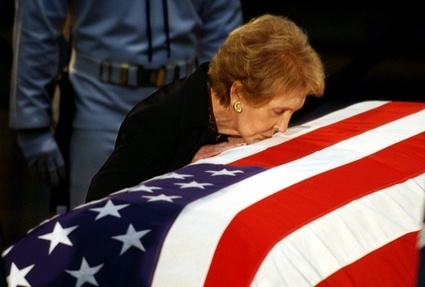 Nancy Reagan depose un baiser sur le cercueil de son mari, le 11 juin 2004, au Capitole a Washington