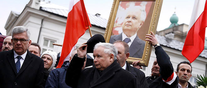 A Varsovie, le 10 fevrier, Jaroslaw Kaczynski (premier plan) assiste a la commemoration de l'accident d'avion qui a coute la vie, en 2010, a son jumeau, Lech, alors president (tableau). Il n'a pas quitte le deuil depuis six ans.