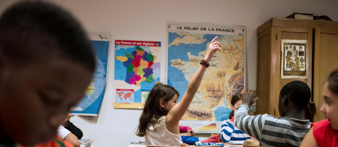 Les cartes de France au mur pour apprendre la geographie pourraient bien etre remisees au placard au profit de tablettes. Image d'illustration.