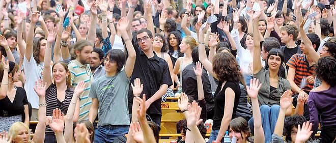 Des etudiants de l'universite de Toulouse II le Mirail votent pour la reconduction de la greve lors d'une assemblee generale, le 12 mai 2009. (Photo d'illustration.)