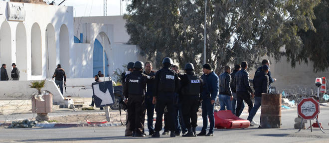 Les forces de l'ordre tunisiennes a Ben Guerdane, pres de la frontiere libyenne.