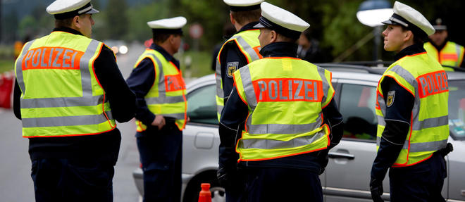Deux suspects arretes en Autriche dans le cadre de l'enquete sur les attentats de Paris ont ete identifies.