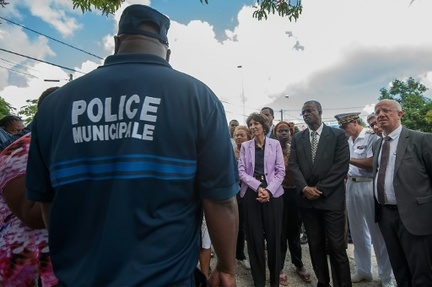 Un policier guadeloupeen en poste lors d'une visite de la ministre des Affaires sociales et de la Sante Marisol Touraine a Baie-Mahault, en Guadeloupe le 25 fevrier 2016 