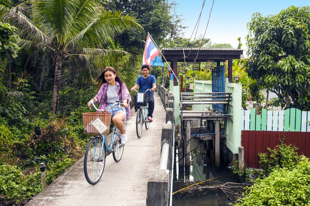Bangkok, tourisme, detente, loisirs, promenade touristique a velo, bicyclette a Bang Kra Jao © Thierry Falise/Sinopix-REA 