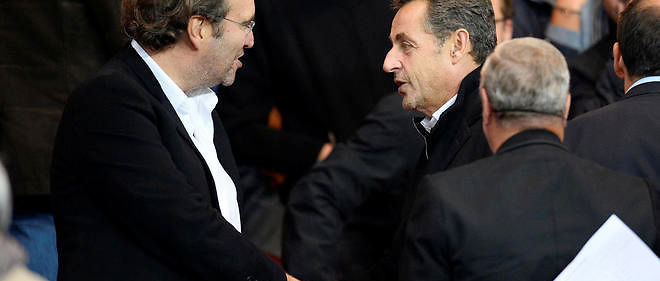 Xavier Niel et Nicolas Sarkozy lors d'un match du PSG au Parc des Princes en 2013. Le patron de Free a convie l'ex president pour aller voir le match contre Chelsea a Londres, le 9 mars 2016.