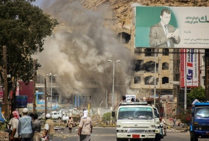Un immeuble touche par un mortier a Taez au Yemen, le 12 mars 2016