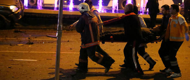 Des ambulanciers turcs sur le lieu de l'attaque meutriere a Ankara, le dimanche 13 mars.