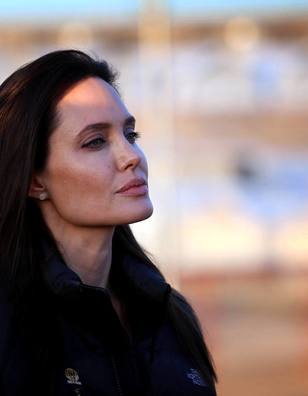 Gr&egrave;ce : Angelina Jolie rencontre des migrants sous l'oeil des cam&eacute;ras