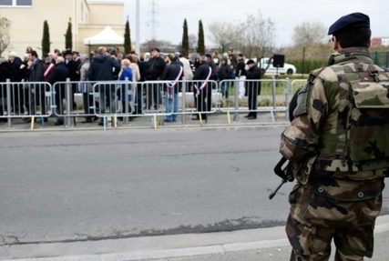 Un soldat monte la garde lors d'une commemoration en memoire des victimes du jihadiste Mohamed Merah, a Sarcelles, le 19 mars 2015 
