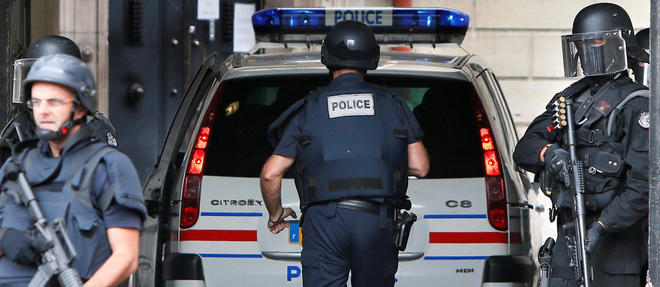 Trois hommes et une femme, qui planifiaient un attentat a Paris, ont ete arretes mercredi matin en region parisienne.
 