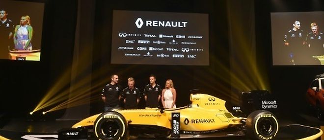 Presentation de la nouvelle Renault, la RS16 a dominante jaune, posee sur une grande planche de surf, le 16 mars a Melbourne