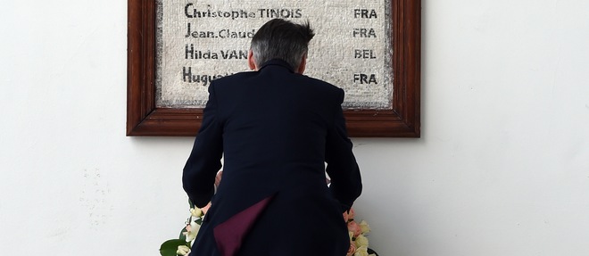 Philip Hammond, secretaire au Foreign Office, depose une gerbe au pied du monument erige a Tunis en souvenir des victimes de l'attentat du Bardo du 18 mars 2015.