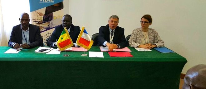  Cheikh Bakhoum (deuxieme an partant de la gauche), directeur general de l'Agence de l'Informatique de l'Etat senegalais (ADIE), et l'amiral Dominique Riban (deuxieme en partant de la droite), directeur general adjoint de l'Agence nationale de securite des systemes d'information (ANSSI), ont signe un accord de cooperation qui vise a renforcer les defenses numeriques de l'Etat senegalais.
 