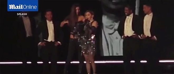 Gros seins seins asiatiques gros Télécharger La Vidéo Sauver Adolescent Jouant Avec De Beaux Seins