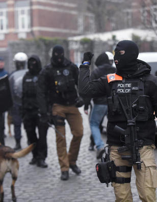 Attentats de Paris&nbsp;: 5 interpellations, dont Salah Abdeslam