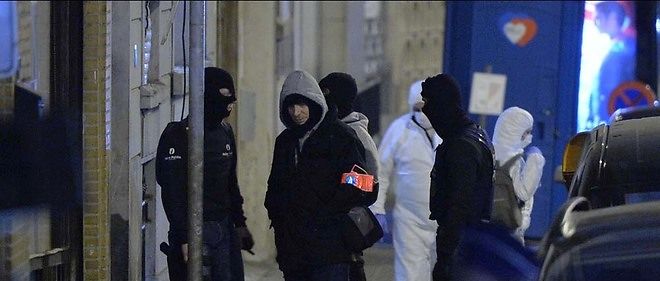 La police sur la scene l'arrestation de Salah Abdeslam a Melenbeek, pres de Bruxelles. 