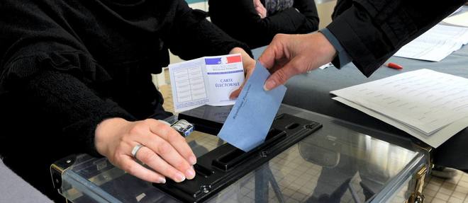 44, Nantes. Bureau de vote lors de l'election presidentielle 2012, femme deposant bulletin de vote dans urne.
