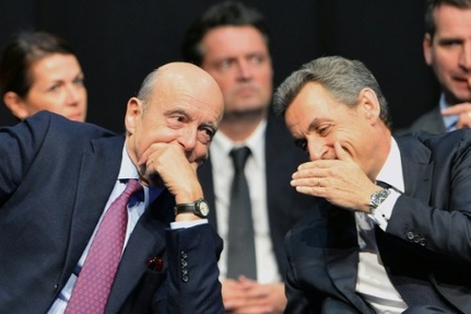 Le patron du parti Les Republicains Nicolas Sarkozy (d) et le maire de Bordeaux Alain Juppe, le 14 octobre 2015 a Limoges
