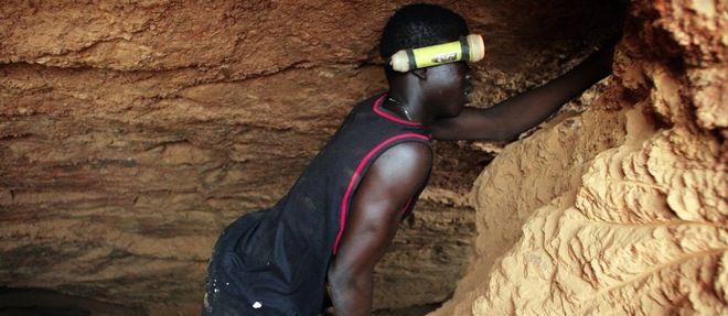 Un chercheur d'or a l'oeuvre dans une veine aurifere du village de Bagassi, a 230 km a l'ouest de Ouagadougou. 