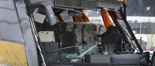 En fevrier dernier, un autocar scolaire circulant sur la neige avec 32 personnes a bord quitte la route pres de Montbenoit (Doubs) et se couche sur le flanc. Deux adolescents de 12 et 15 ans sont tues et sept personnes sont blessees.