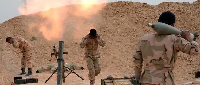 L'armee syrienne procede a des tirs de mortiers sur les positions de l'EI aux abords de Palmyre le 25 mars. 