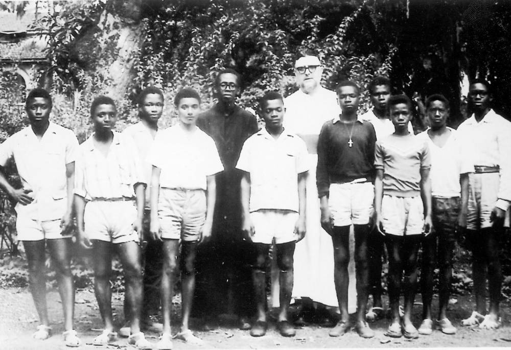 Né en 1945 en Guinée, Robert Sarah (avant dernier à droite) fréquente dès l'âge de 12 ans les missionnaires français spiritains. ©  DR