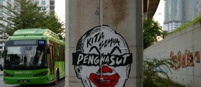 Le Premier ministre malaisien Najib Razak est caricature en clown sur une affiche, a Kuala Lumpur, le 21 mars 2016